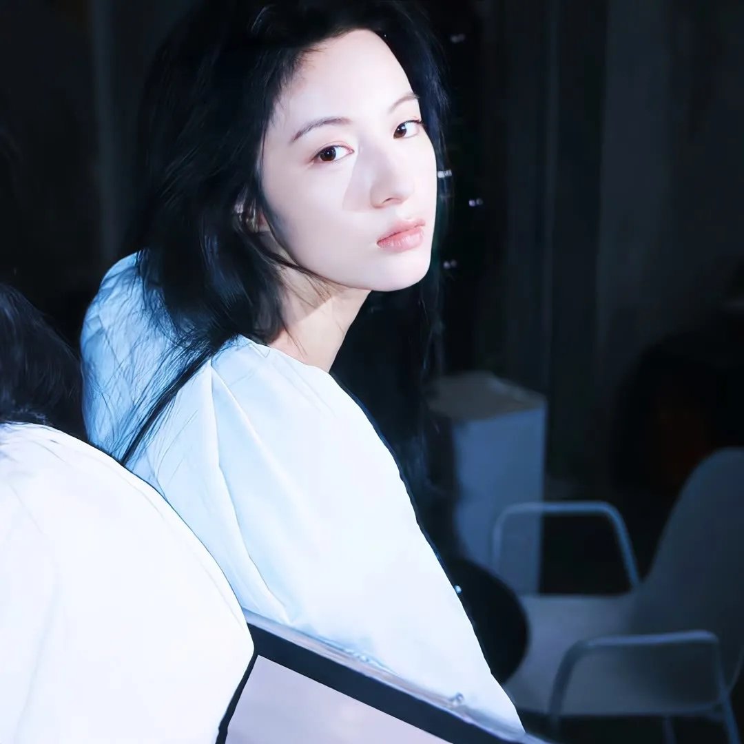踉跄女孩